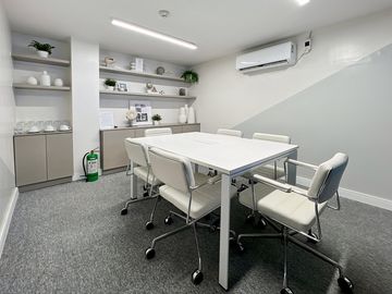 All-inclusive access to professional office space for 3 employees in HQ Triumph Building