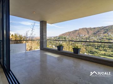 Casa en venta con alberca con vista campo de golf en Las Cañadas, Zapopan