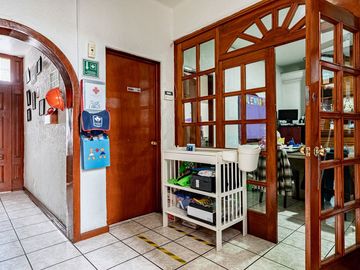 AMPLIA CASA CON USO DE SUELO EN VENTA EN LA COL. CLAVERÍA