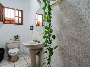 AMPLIA CASA CON USO DE SUELO EN VENTA EN LA COL. CLAVERÍA