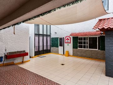 AMPLIA CASA CON USO DE SUELO EN VENTA EN LA COL. CLAVERÍA