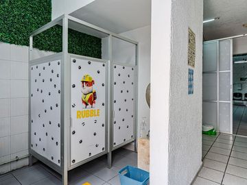 AMPLIA CASA CON USO DE SUELO EN VENTA EN LA COL. CLAVERÍA