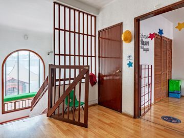 AMPLIA CASA CON USO DE SUELO EN VENTA EN LA COL. CLAVERÍA