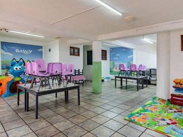 AMPLIA CASA CON USO DE SUELO EN VENTA EN LA COL. CLAVERÍA