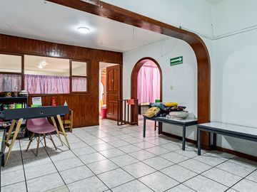 AMPLIA CASA CON USO DE SUELO EN VENTA EN LA COL. CLAVERÍA