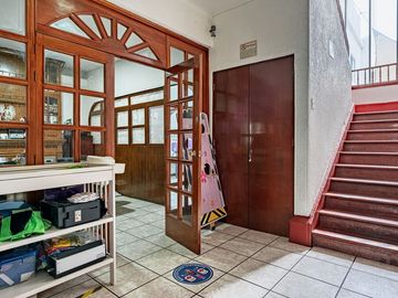AMPLIA CASA CON USO DE SUELO EN VENTA EN LA COL. CLAVERÍA