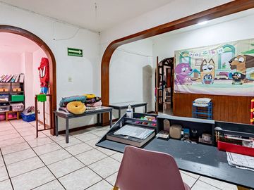 AMPLIA CASA CON USO DE SUELO EN VENTA EN LA COL. CLAVERÍA