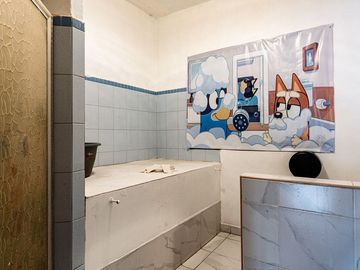 AMPLIA CASA CON USO DE SUELO EN VENTA EN LA COL. CLAVERÍA