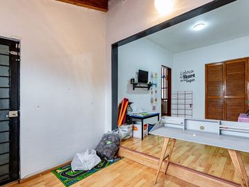 AMPLIA CASA CON USO DE SUELO EN VENTA EN LA COL. CLAVERÍA