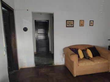 Venta casa 3 ambientes en Lanús con Cochera