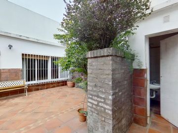 CASA 5 AMB EN VENTA CON PATIO TERRAZA COCHERA