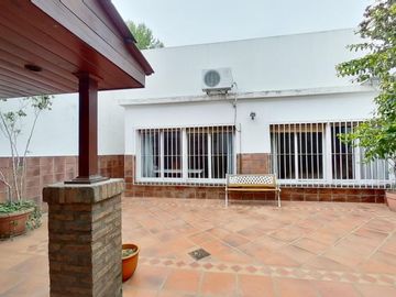 CASA 5 AMB EN VENTA CON PATIO TERRAZA COCHERA