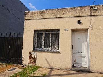 VENTA CASA 3 AMB + DEPTO 2 AMB IDEAL MULTIFAMILIAR