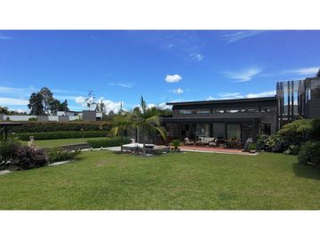 Venta de Exclusiva Casa en Llanogrande Unidad Cerrada Sector Cabeceras