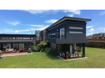 Venta de Exclusiva Casa en Llanogrande Unidad Cerrada Sector Cabeceras