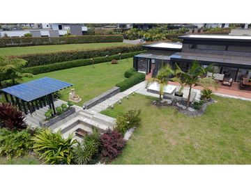 Venta de Exclusiva Casa en Llanogrande Unidad Cerrada Sector Cabeceras