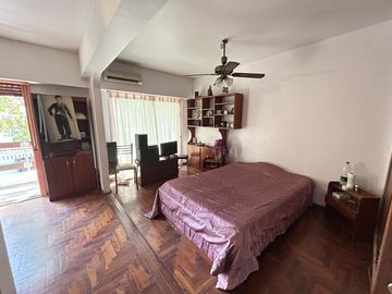 Venta de Amplio y luminoso PH en Colegiales
