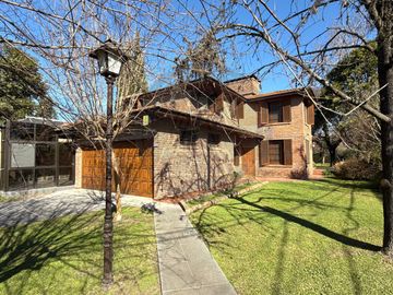 Casa 5 ambientes con gran parque y piscina - Del Viso Pilar