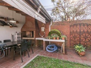 NEUQUEN AL 200 | SAN ISIDRO | CASA EN VENTA | 4 DORMITORIOS | PILETA | QUINCHO