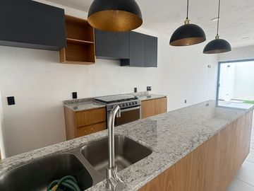 CASA EN VENTA ALTO SUR, COTO CIMA INT. 133