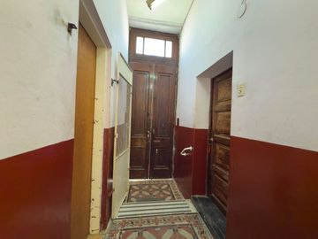 VENTA DE CASA A REFACCIONAR CON DPT Y LOCAL