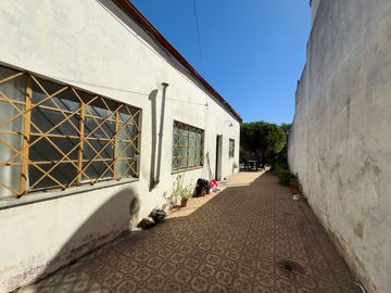 VENTA DE CASA A REFACCIONAR CON DPT Y LOCAL