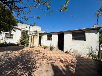 VENTA DE CASA A REFACCIONAR CON DPT Y LOCAL