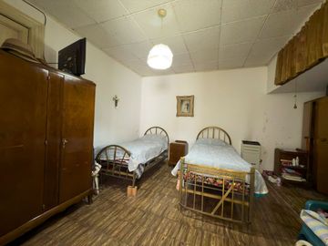 VENTA DE CASA A REFACCIONAR CON DPT Y LOCAL