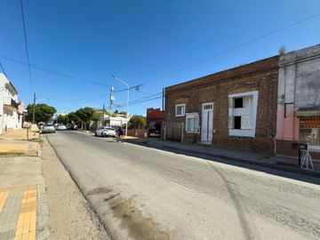 VENTA DE CASA A REFACCIONAR CON DPT Y LOCAL