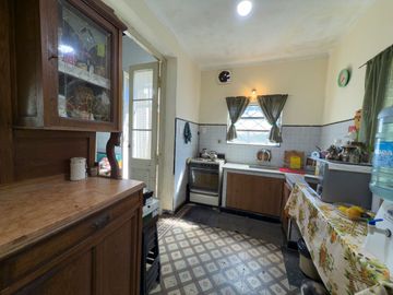 VENTA DE CASA A REFACCIONAR CON DPT Y LOCAL