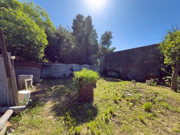 VENTA DE CASA A REFACCIONAR CON DPT Y LOCAL