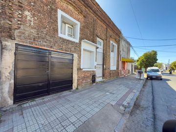 VENTA DE CASA A REFACCIONAR CON DPT Y LOCAL