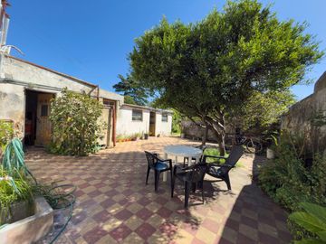 VENTA DE CASA A REFACCIONAR CON DPT Y LOCAL