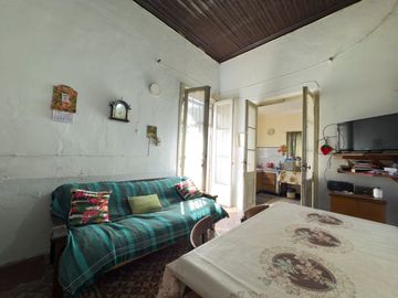 VENTA DE CASA A REFACCIONAR CON DPT Y LOCAL