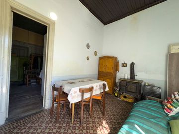 VENTA DE CASA A REFACCIONAR CON DPT Y LOCAL