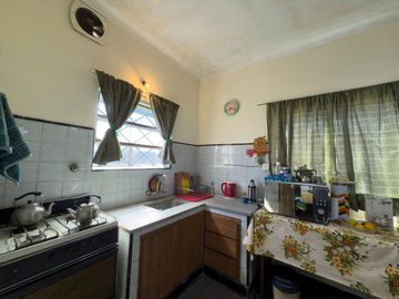 VENTA DE CASA A REFACCIONAR CON DPT Y LOCAL