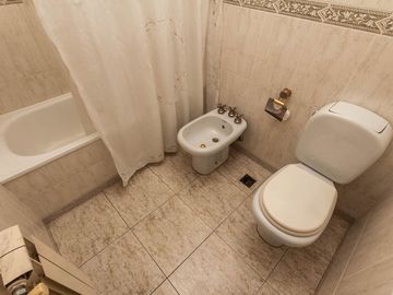 HERMOSO CHALET DE 5 AMB. EN LANUSITA. APTO CREDITO