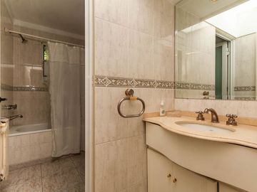 HERMOSO CHALET DE 5 AMB. EN LANUSITA. APTO CREDITO