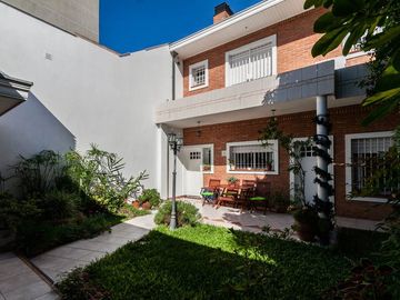 HERMOSO CHALET DE 5 AMB. EN LANUSITA. APTO CREDITO