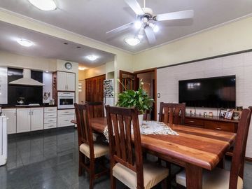 HERMOSO CHALET DE 5 AMB. EN LANUSITA. APTO CREDITO