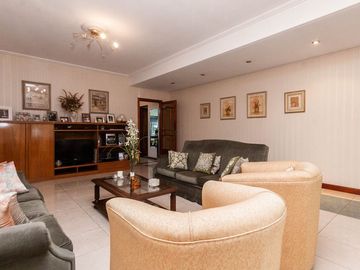 HERMOSO CHALET DE 5 AMB. EN LANUSITA. APTO CREDITO