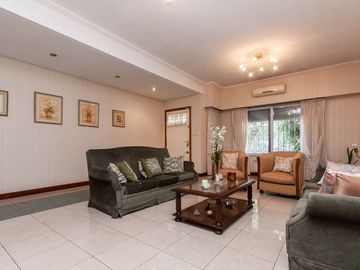 HERMOSO CHALET DE 5 AMB. EN LANUSITA. APTO CREDITO