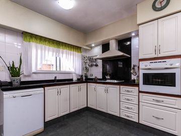 HERMOSO CHALET DE 5 AMB. EN LANUSITA. APTO CREDITO