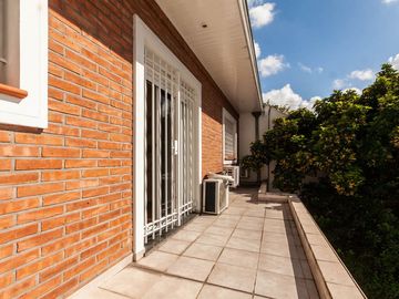 HERMOSO CHALET DE 5 AMB. EN LANUSITA. APTO CREDITO