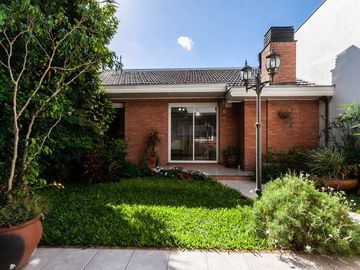 HERMOSO CHALET DE 5 AMB. EN LANUSITA. APTO CREDITO