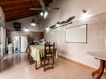 HERMOSO CHALET DE 5 AMB. EN LANUSITA. APTO CREDITO
