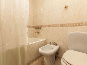 HERMOSO CHALET DE 5 AMB. EN LANUSITA. APTO CREDITO