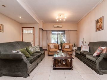 HERMOSO CHALET DE 5 AMB. EN LANUSITA. APTO CREDITO
