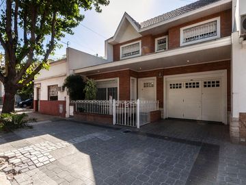 HERMOSO CHALET DE 5 AMB. EN LANUSITA. APTO CREDITO