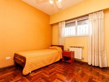 HERMOSO CHALET DE 5 AMB. EN LANUSITA. APTO CREDITO